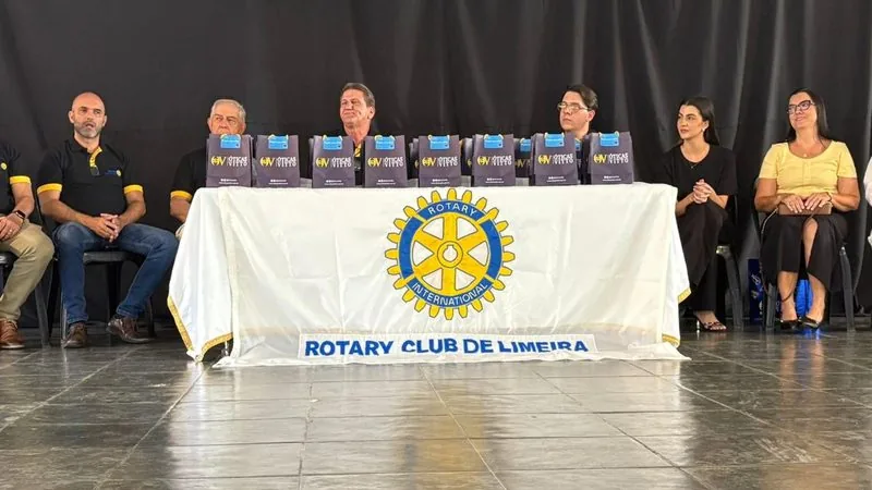 Equipe da Óticas Vitto e do Rotary Club de Limeira à mesa do mutirão beneficente