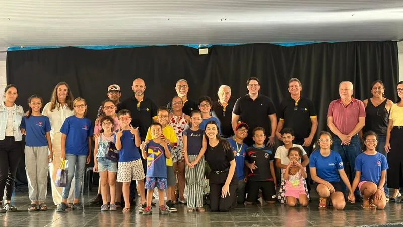 Grande grupo de famílias atendidas reunidas ao fim do mutirão
